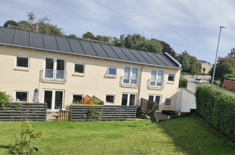 Nyrenoveret, adgang uden trapper og egen terrasse